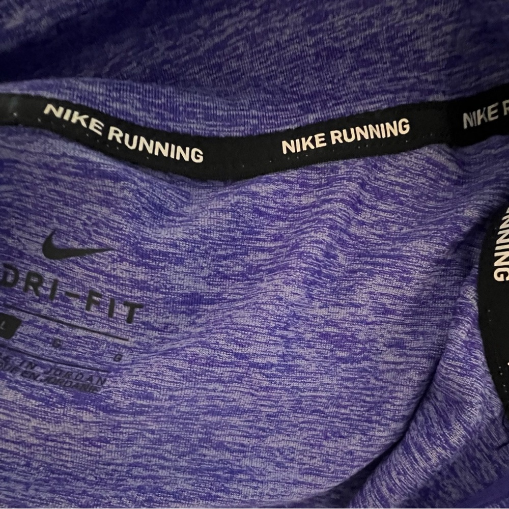 EUC Authentic Nike long sleeve women’s Dry Fit Running Top in a heathery purple - Picture 11 of 16